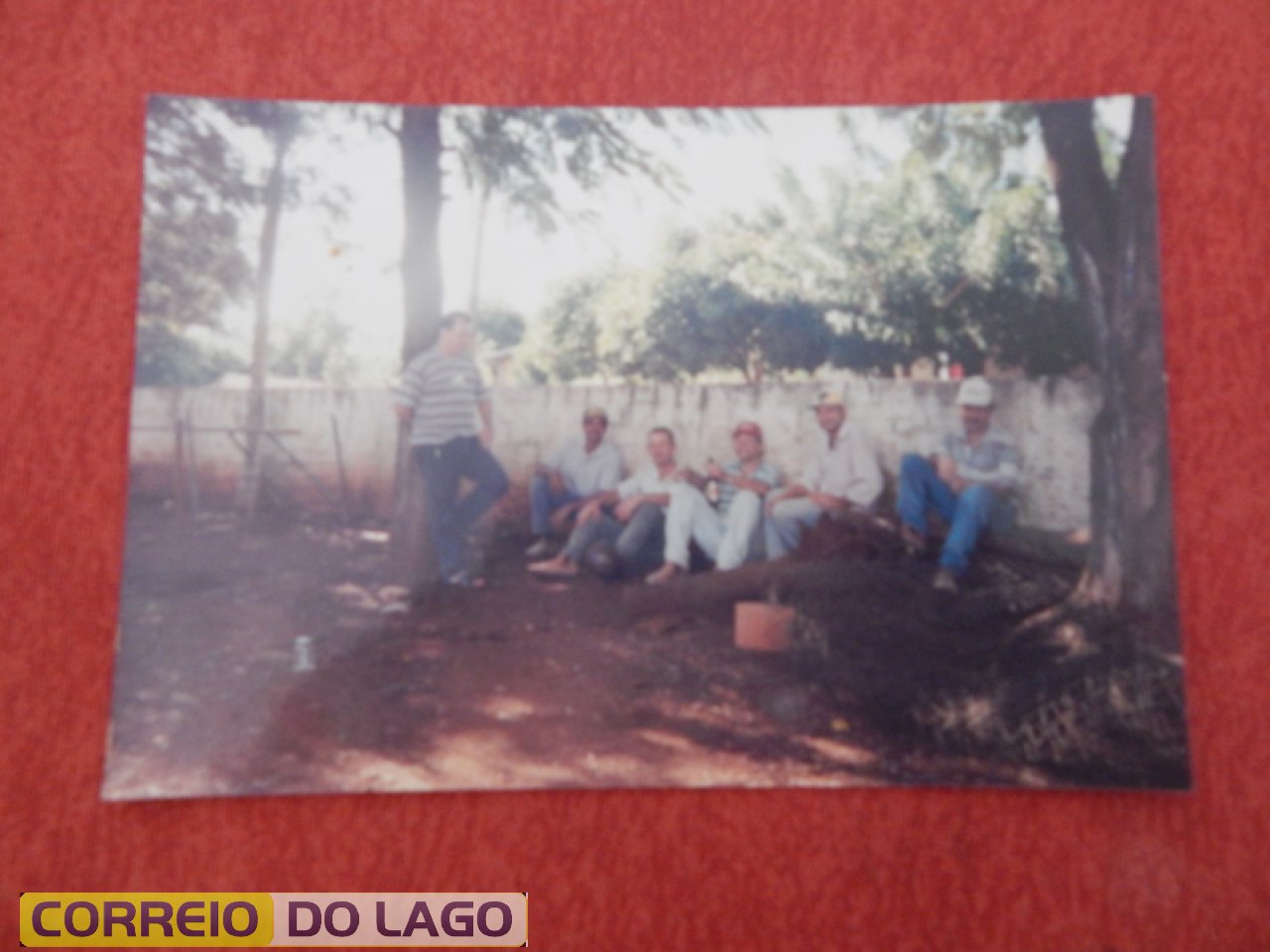 José Granima da Cruz é o primeiro da direita e equipe quando trabalhava de pedreiro na reforma do Col. Est. Prof.ª Verônica Zimmermann de S. Clemente pela construtora Verde Lago daquela localidade. Empresário César Stein. Déc 90.