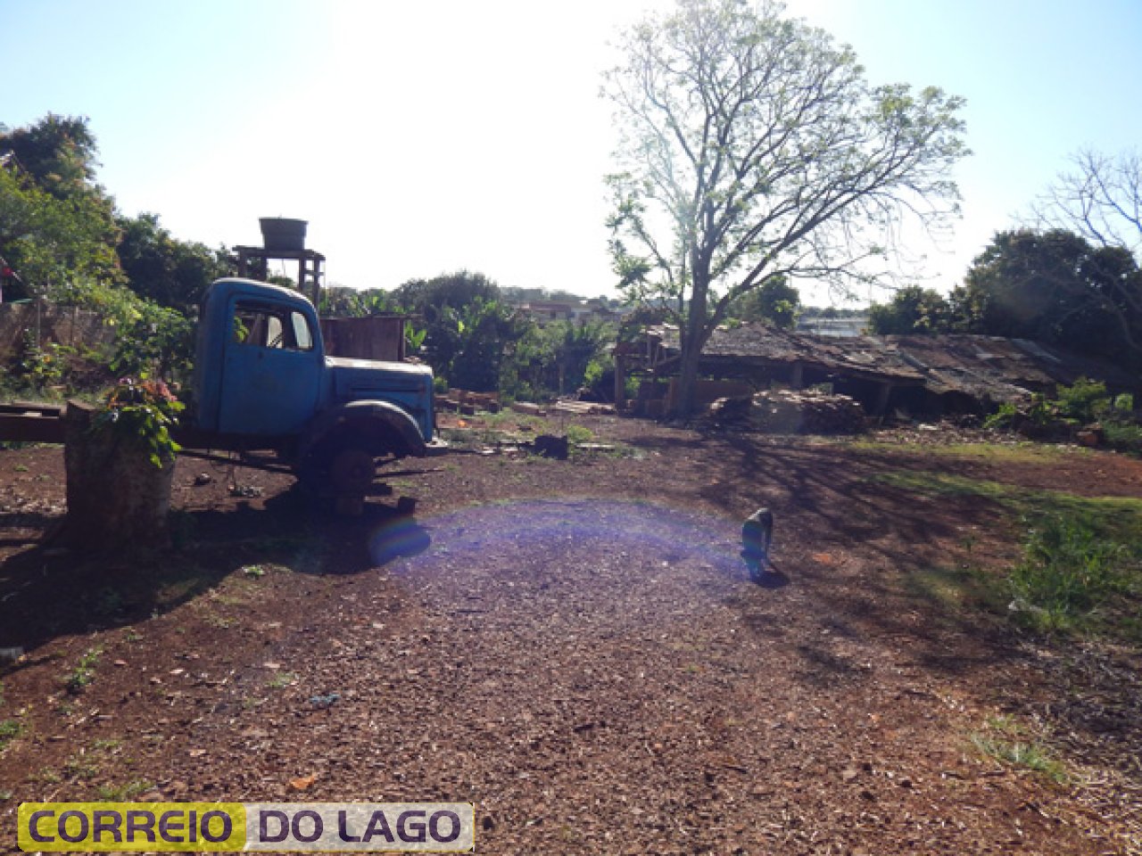 Caminhão Mercedes (toreiro) e ao fundo a serraria Becker