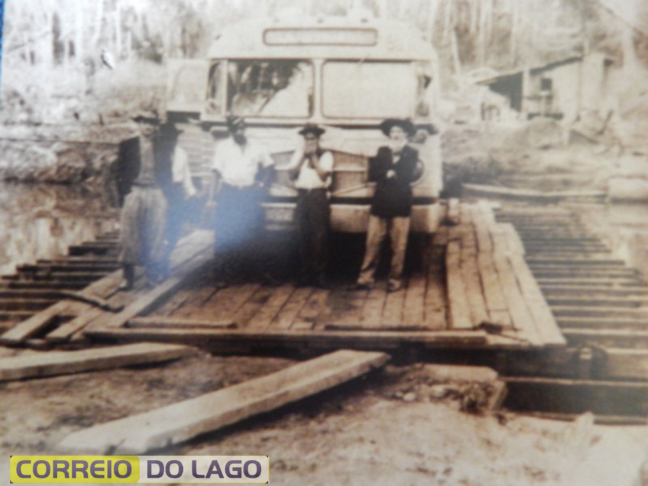 Balsa construída por Marino Carvalho da Silva e Jandir Piloto. Final da década de 1950. Servia de ligação entre a cidade de Sta Helena e o atual distrito de SubSede. Ônibus Exp. Maringá.