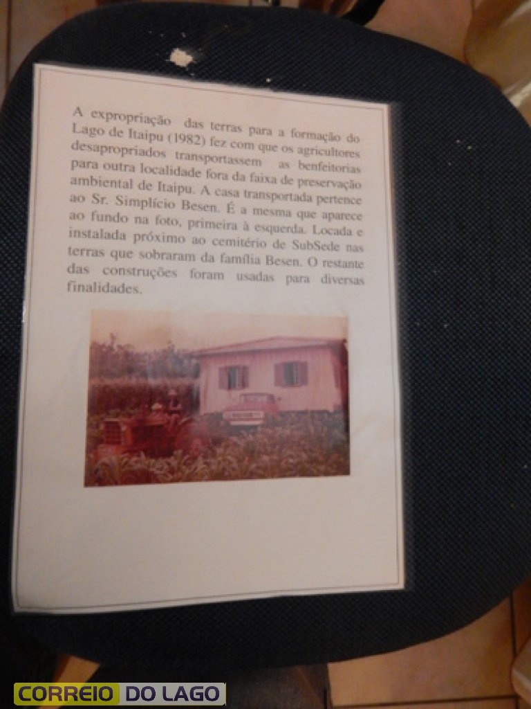 Transporte de casa antes do início da formação do Lago de Itaipu em 1982. A casa transportada pertencia a Simplício Besen (SubSede- SH).