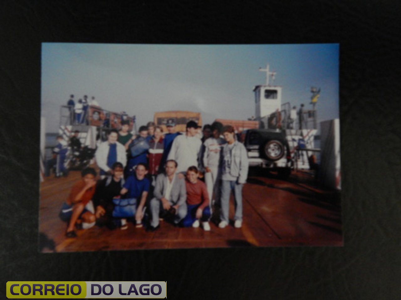 Alunos da E.E.S. Francisco (SubSede). Viajam de balsa: Porto de SH ao Porto PY. Ano 1998. Prof. João/agachado.