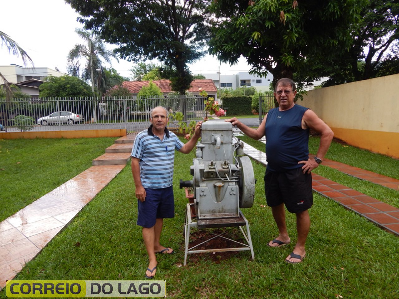 Professor João Rosa Correia e Luis C. Kozerski e o motor Vicstron. Professor João Rosa Correia e Luis C. Kozerski e o motor Vicstron.