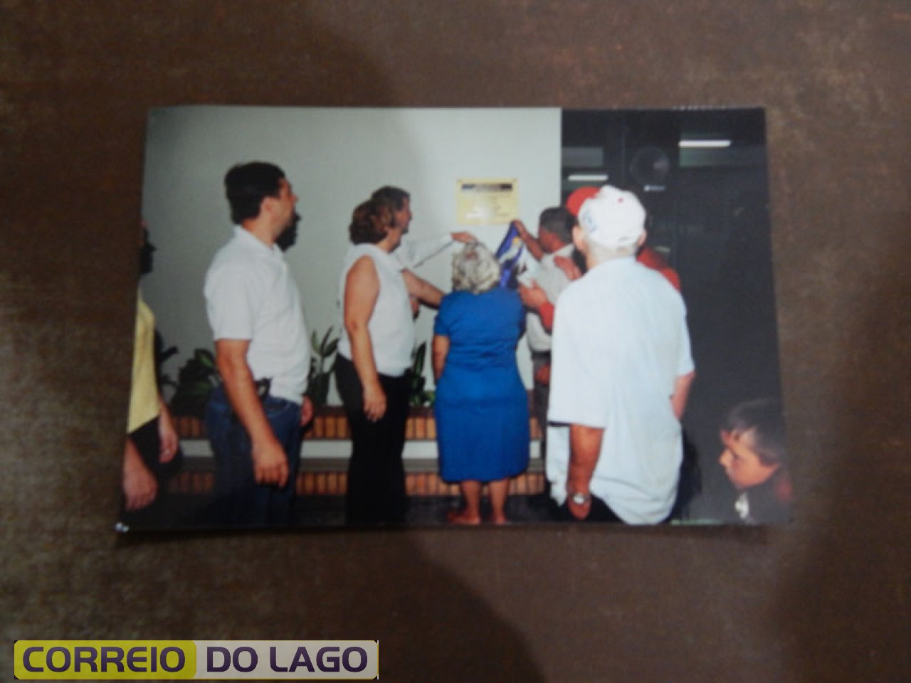 Placa que homenageia Marino Carvalho da Silva. Descerando a placa José Carvalho da Silva, Silom, Tereza Carvalho da Silva. Placa que homenageia Marino Carvalho da Silva. Descerando a placa José Carvalho da Silva, Silom, Tereza Carvalho da Silva.