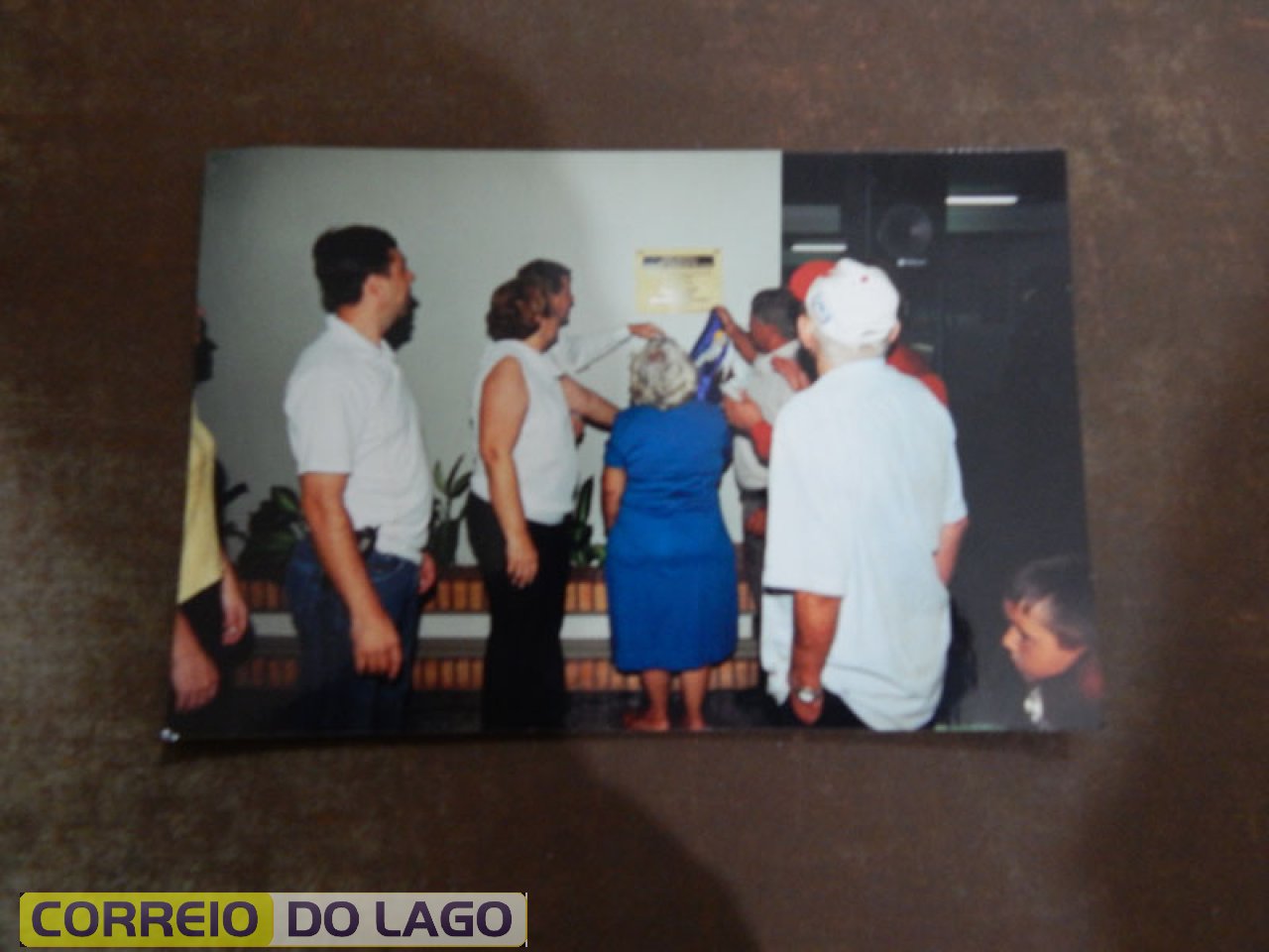 Placa que homenageia Marino Carvalho da Silva. Descerando a placa José Carvalho da Silva, Silom, Tereza Carvalho da Silva.