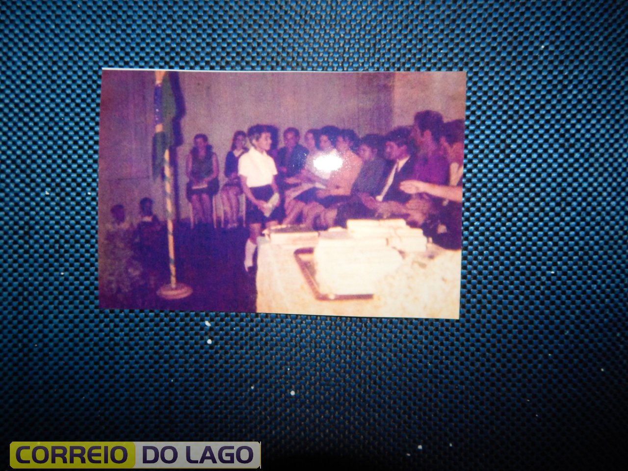 Maria Apª Correia recebendo certificado de 8ª série. 1975. Vera Cruz do Oeste - Pr. Maria Apª Correia recebendo certificado de 8ª série. 1975. Vera Cruz do Oeste - Pr.