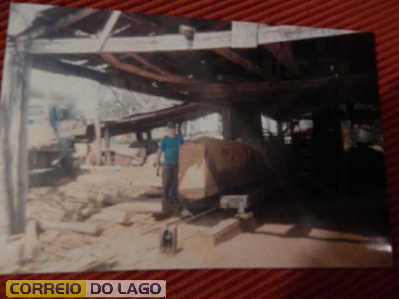Tora de Ipê sendo serrada na madeireira Becker. Década de 1990. Paulo Becker aparece na foto.