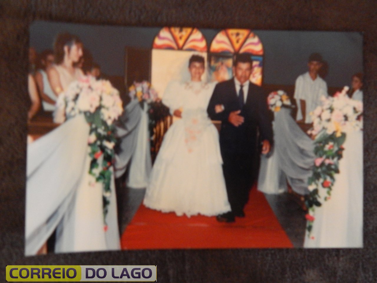Casamento de Maria Aparecida Correia com Paulo Buffon, acompanhada de seu pai Alcides Rosa Correia. Ano de 1995 Vera Cruz do Oeste. Casamento de Maria Aparecida Correia com Paulo Buffon, acompanhada de seu pai Alcides Rosa Correia. Ano de 1995 Vera Cruz do Oeste.