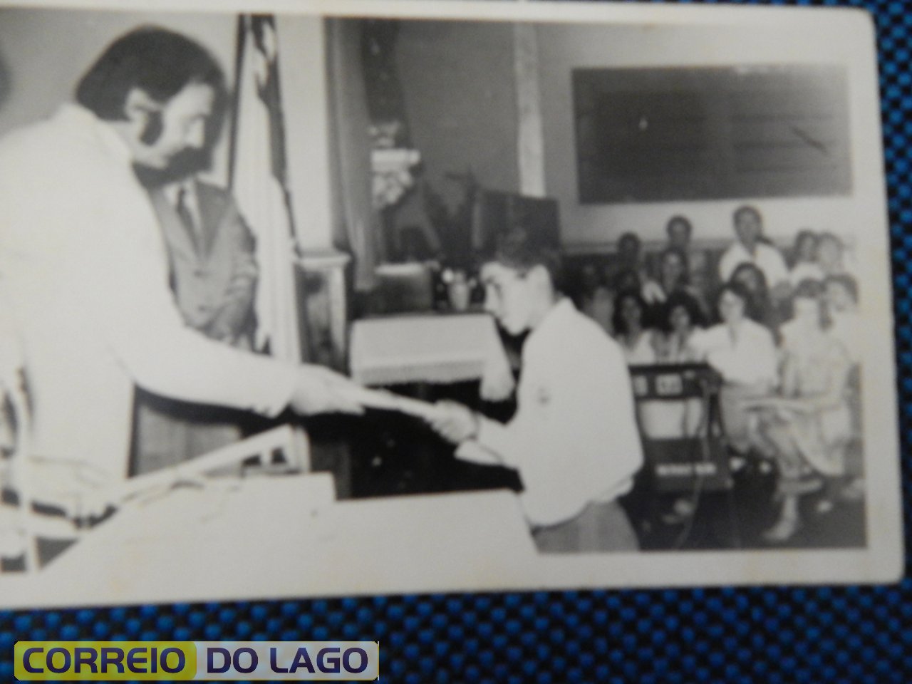 João Rosa Correia recebendo certificado de 8ª série das mãos do prof. Adelar Delatorre. Vera Cruz do Oeste 1976. João Rosa Correia recebendo certificado de 8ª série das mãos do prof. Adelar Delatorre. Vera Cruz do Oeste 1976.
