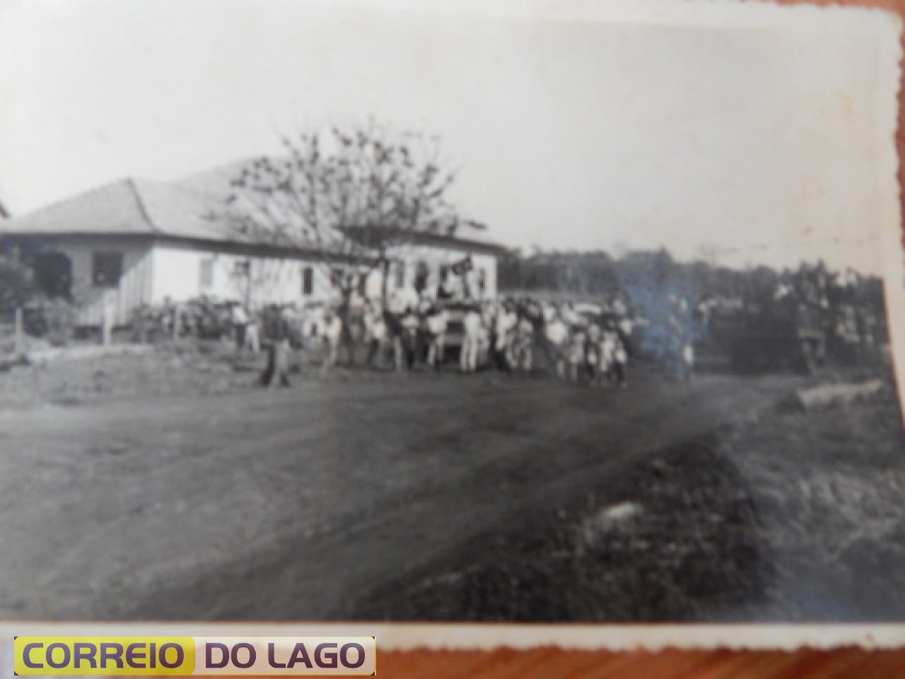 Salão Mayer. Baixada Amarela. Década de 1960. Festa do Dia do Colono. Desmanchado na década de 2000. Neste salão ocorreu a posse do primeiro Prefeito de Santa Helena Arnaldo Weisheimer e dos Vereadores (1968). Santa Helena não tinha um ambiente próprio para realizar tal cerimônia.