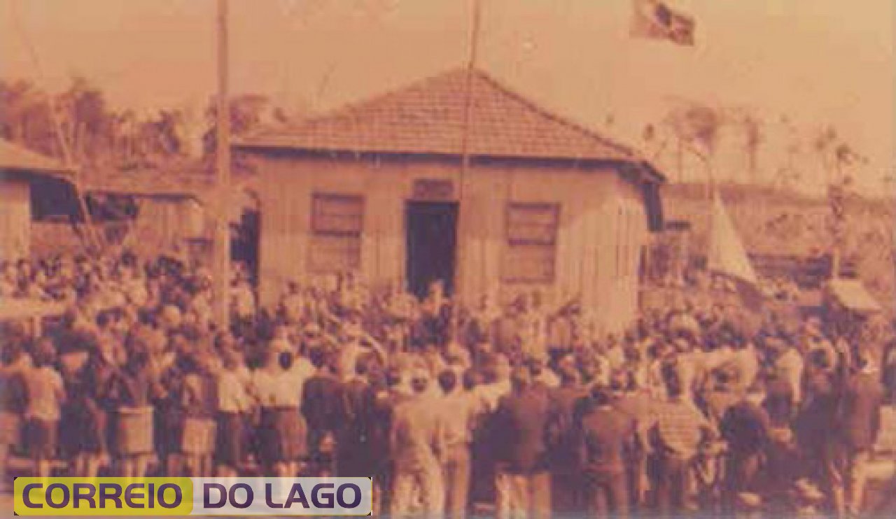 Avenida Brasil, em 1964. Moradores reúnem-se para a solenidade de instalação do Destacamento do Exército Brasileiro na cidade de Santa Helena.