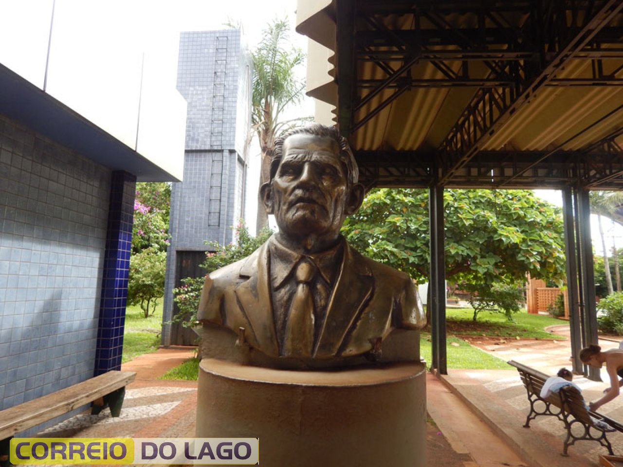 Busto de Marino Carvalho da Silva. Local - Terminal Rodoviário de Santa Helena.