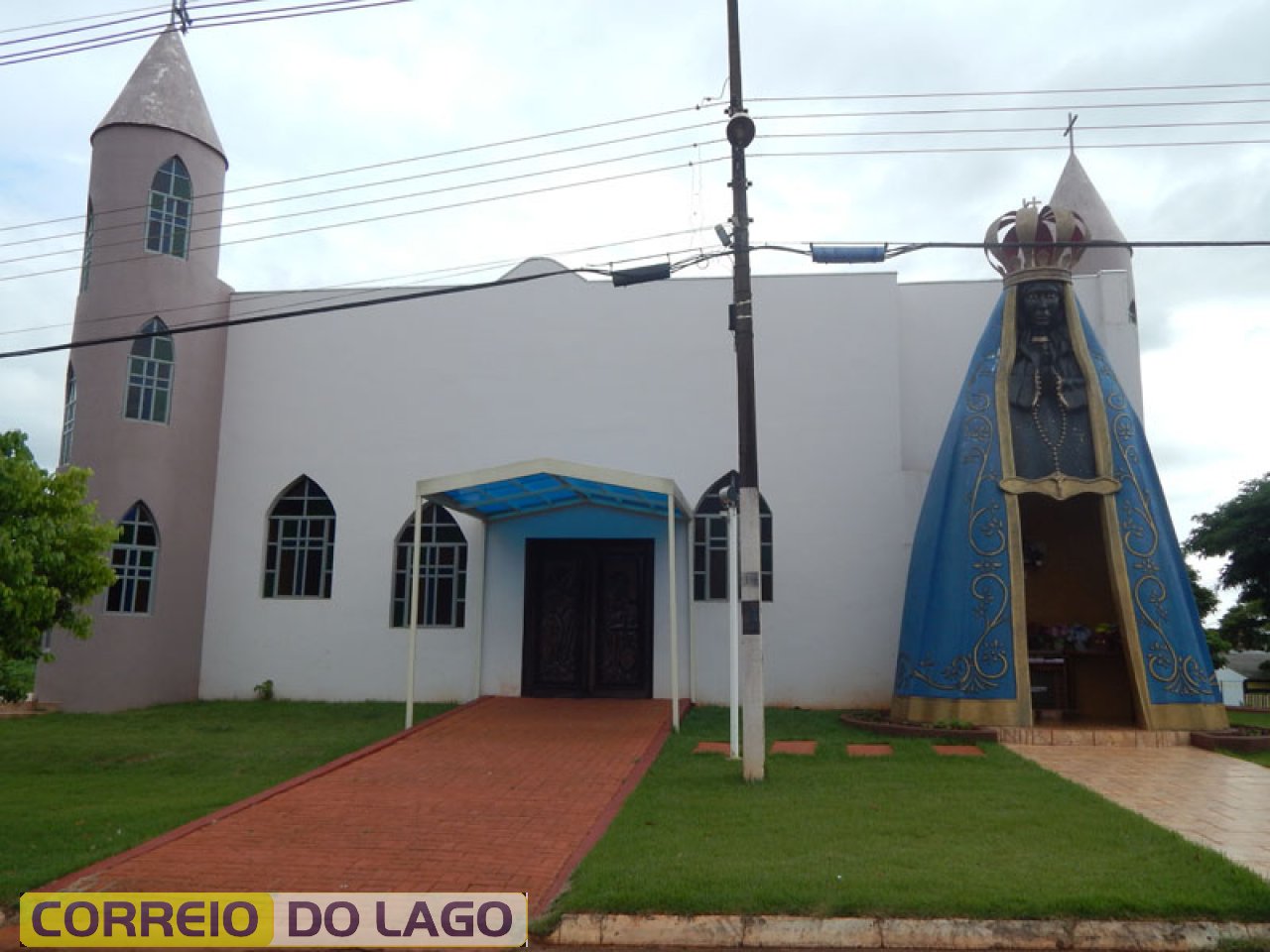 Igreja Católica Nossa Senhora Aparecida - Bairro Vila Rica SH. José C. da Silva conduziu os trabalhos como mestre de obras durante a construção da mesma. Década 2000. Igreja Católica Nossa Senhora Aparecida - Bairro Vila Rica SH. José C. da Silva conduziu os trabalhos como mestre de obras durante a construção da mesma. Década 2000.