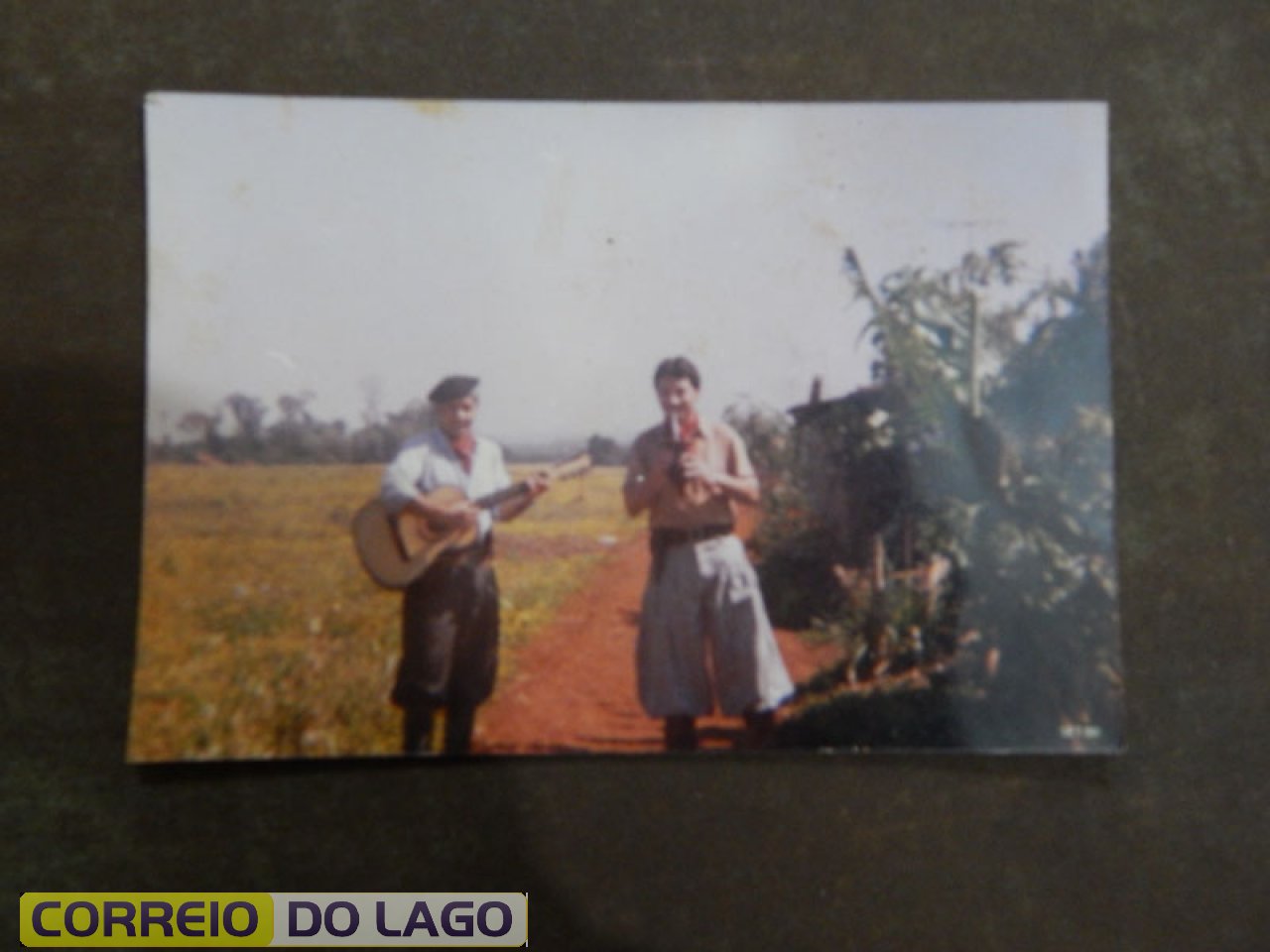 José Carvalho da Silva e seu violão. Ao lado o cunhado Dirceu residente em curitiba (passeio). Local - Mutirão 1 SH. José Carvalho da Silva e seu violão. Ao lado o cunhado Dirceu residente em curitiba (passeio). Local - Mutirão 1 SH.