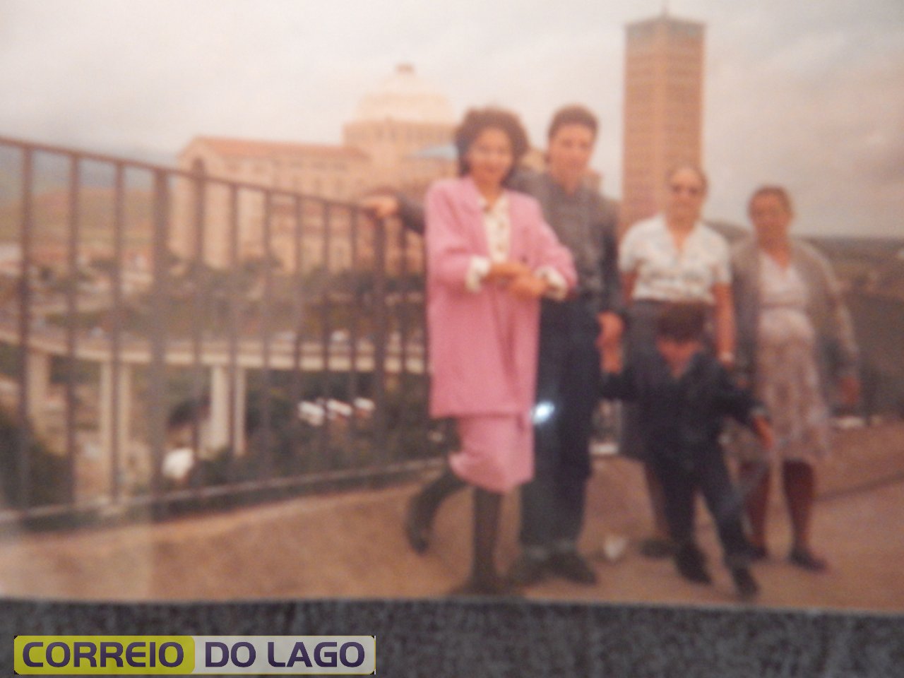 Esquerda: Elza Correia, Marcos Correia (falecido) Manuela Correia e Maria M. Correia. Mãe do professor João. Visitavam Aparecida do Norte. Década de 90. Esquerda: Elza Correia, Marcos Correia (falecido) Manuela Correia e Maria M. Correia. Mãe do professor João. Visitavam Aparecida do Norte. Década de 90.
