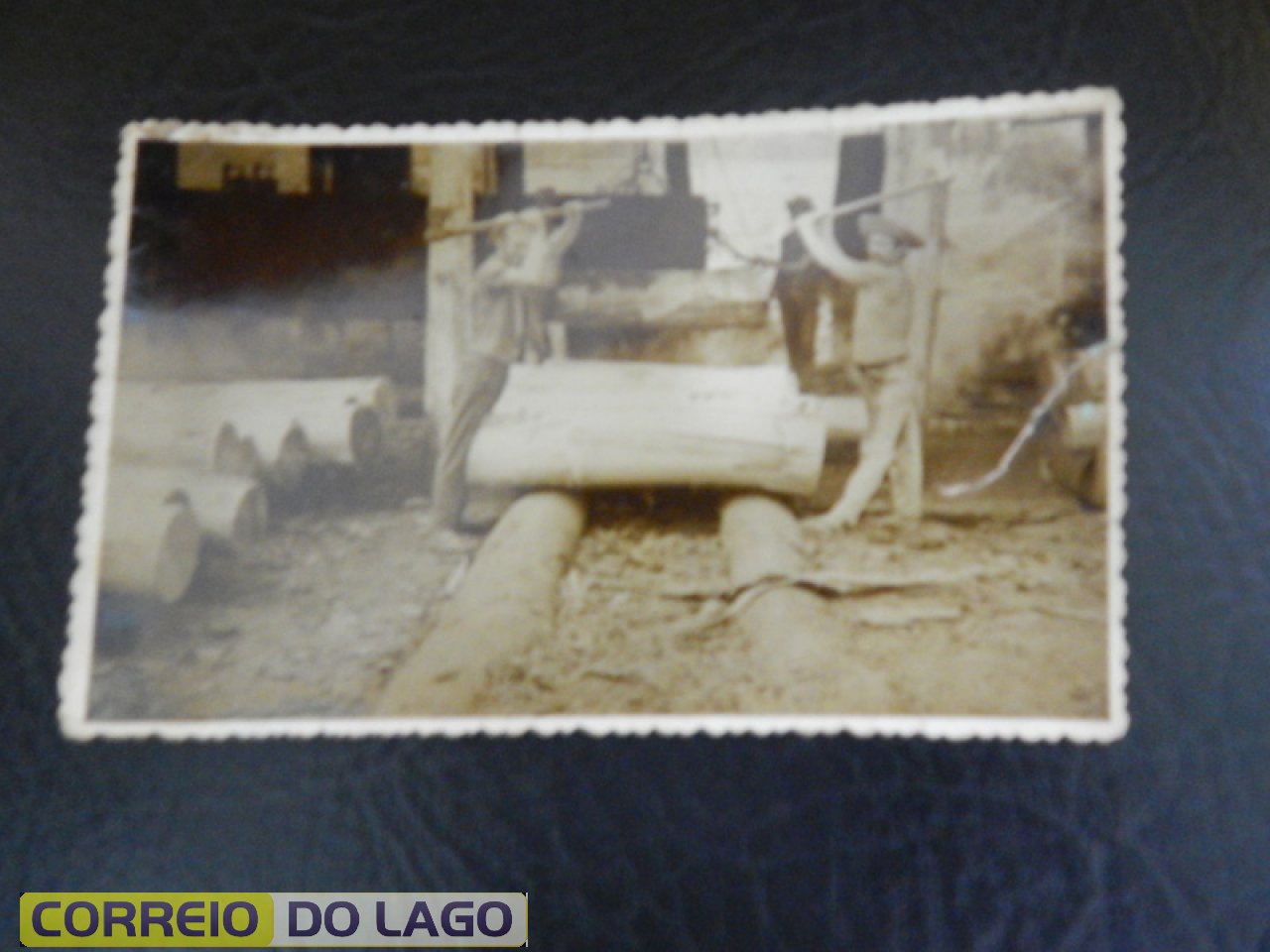 Trabalhadores de uma serraria em Santa Helena. Início da colonização