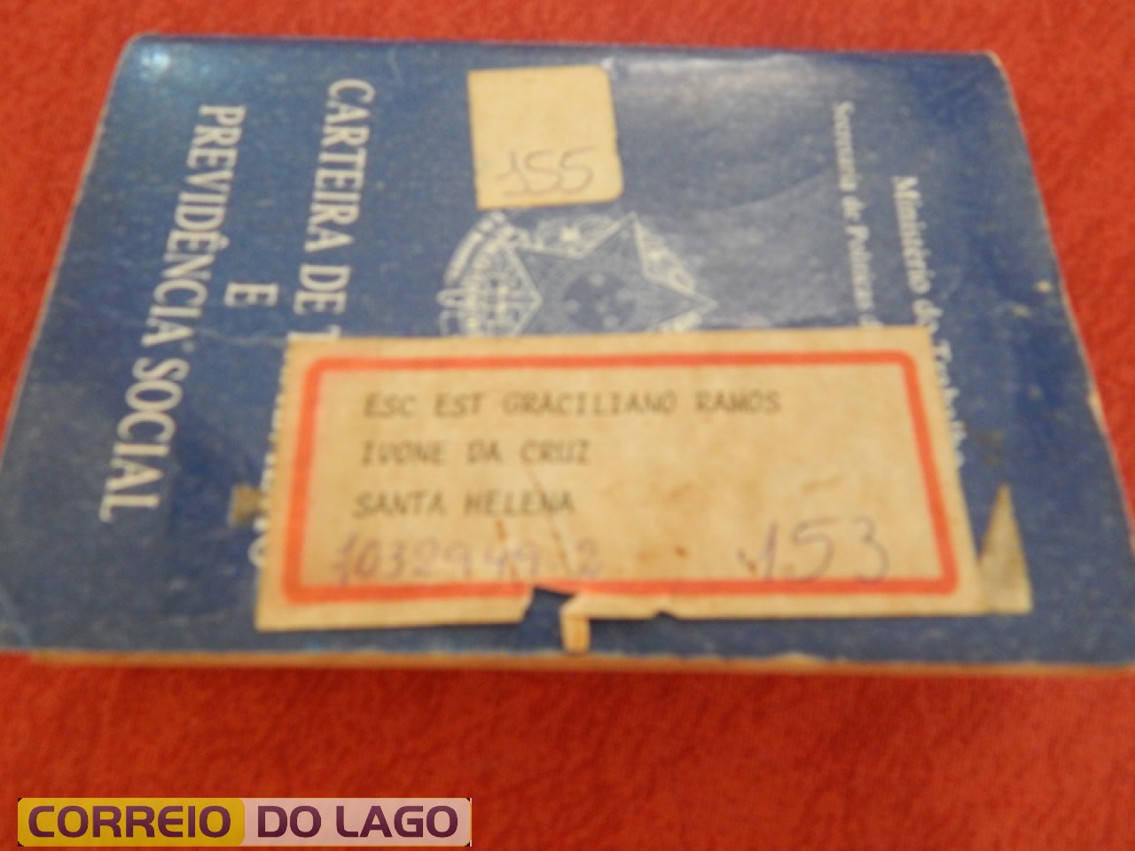Capa da Carteira de Trabalho em que aparece o nome da E.E.G. Ramos de Santa Helena em que Ivone da Cruz trabalha desde 1997. Capa da Carteira de Trabalho em que aparece o nome da E.E.G. Ramos de Santa Helena em que Ivone da Cruz trabalha desde 1997.