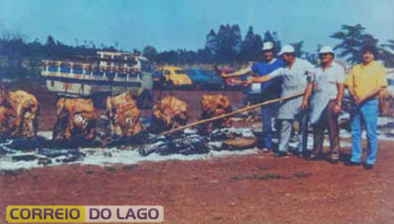 Costelões são assados ao ar livre nas dependências do atual Estádio Beira Lago, pertencente ao Clube Incas, em 1983. Ali tivemos a primeira edição daquele que foi o maior evento gastronômico do passado em Santa Helena, o Festival do Costelão.