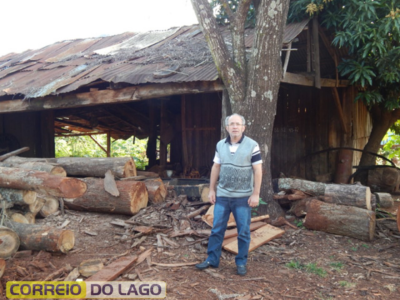 Prof. João em frente da serraria Becker