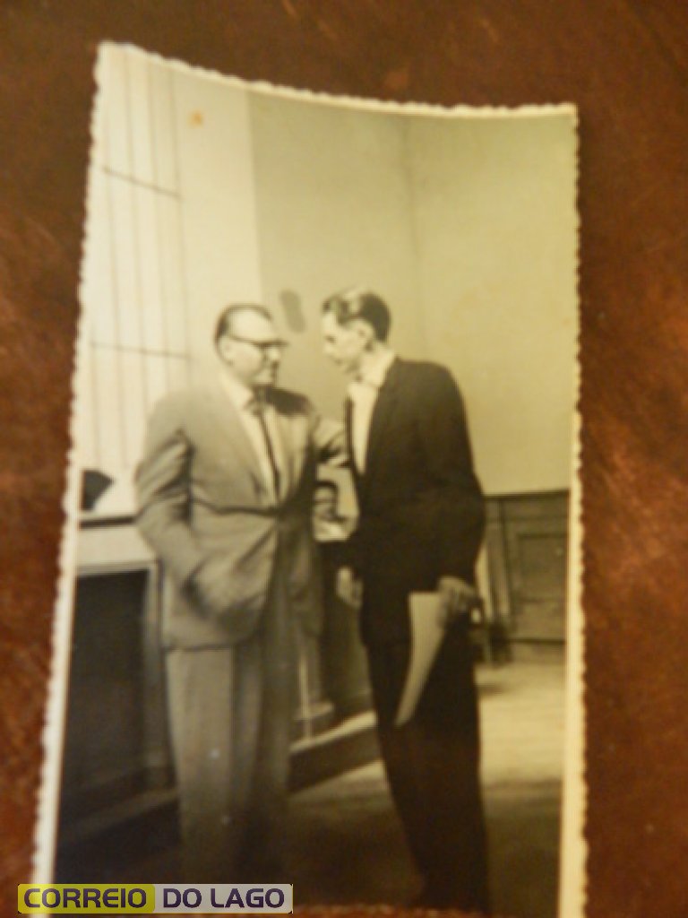 Esquerda do foto - Ângelo Darol (ex-prefeito de Medianeira). Direita Normindo Fockink após receber o diploma de Vereador por Santa Helena (1961) quando o distrito pertencia a Medianeira. Esquerda do foto - Ângelo Darol (ex-prefeito de Medianeira). Direita Normindo Fockink após receber o diploma de Vereador por Santa Helena (1961) quando o distrito pertencia a Medianeira.