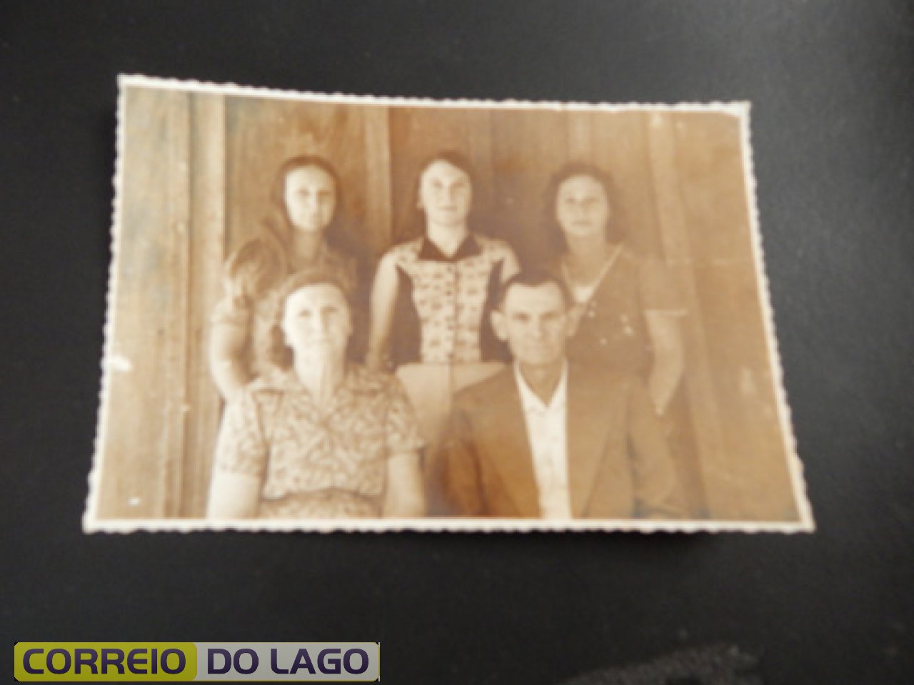 Em pé, equerda - Veleda, e as irmãs Iris e Lorena Fritrsh. Seus pais - Heleonora Kisch Fritrsh e Henrique Júlio Fritrsh. Início da década de 1960. Em pé, equerda - Veleda, e as irmãs Iris e Lorena Fritrsh. Seus pais - Heleonora Kisch Fritrsh e Henrique Júlio Fritrsh. Início da década de 1960.