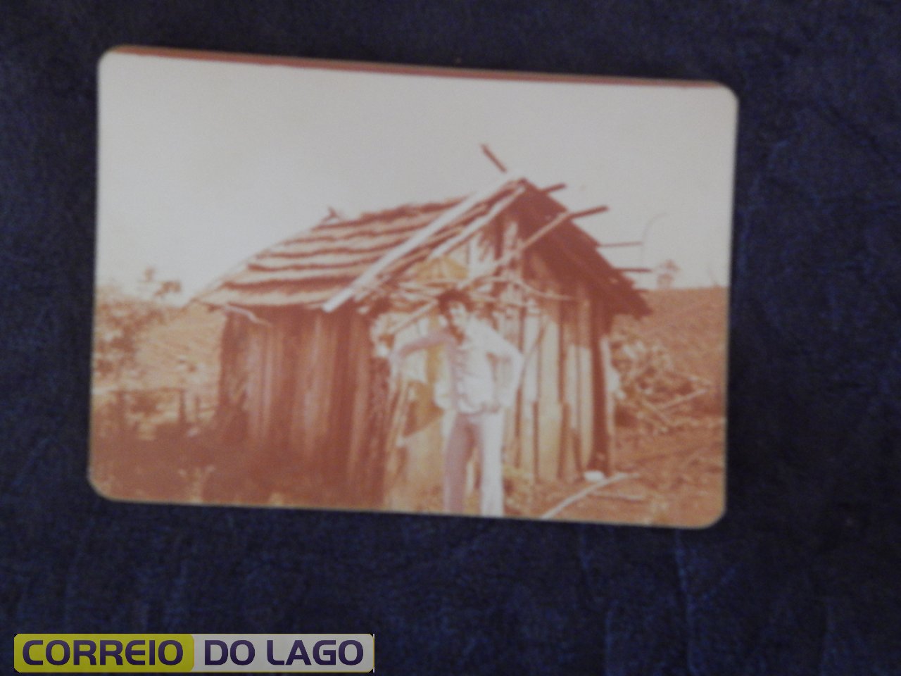 Antonio Rosa Correia visitando os primos do norte do Paraná. Região de Santa Cecília do Pavão. Neste galpão vivia a vó Ana, mãe de Maria Moreli Correia. Década de 1980. Antonio Rosa Correia visitando os primos do norte do Paraná. Região de Santa Cecília do Pavão. Neste galpão vivia a vó Ana, mãe de Maria Moreli Correia. Década de 1980.