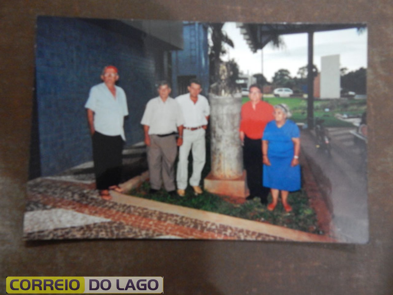 Busto que homenageia Marino Carvalho da Silva. Local - Terminal Rodoviário de SH. Esquerda para direita Tereza C. Silva, Ari C. Silva, Ezídio C. Silva, Jose C. Silva e Valdemar Aldiberti. Busto que homenageia Marino Carvalho da Silva. Local - Terminal Rodoviário de SH. Esquerda para direita Tereza C. Silva, Ari C. Silva, Ezídio C. Silva, Jose C. Silva e Valdemar Aldiberti.