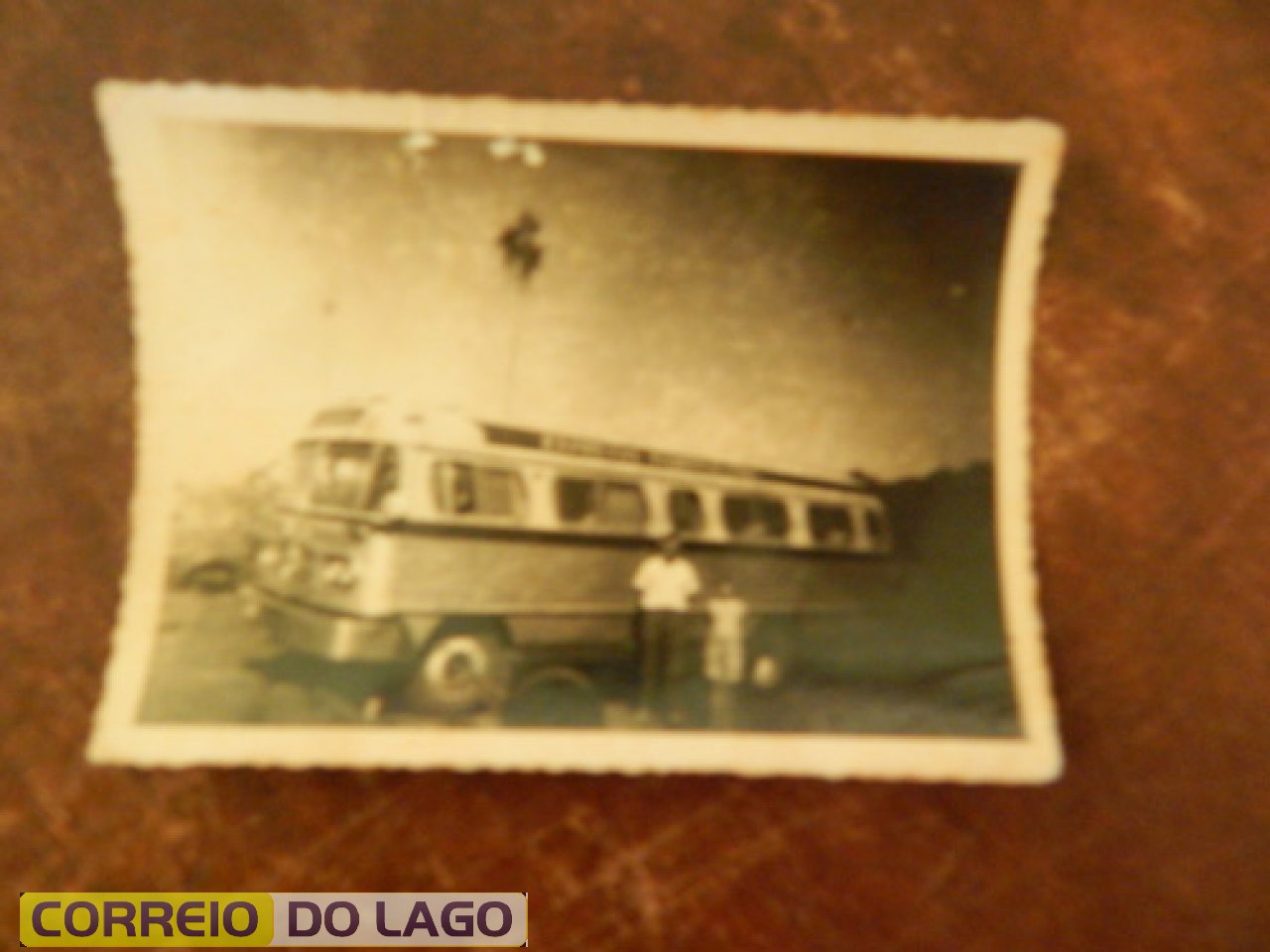 Ônibus da empresa Maringá que fazia o trajeto Guaíra-Santa Helena-Foz do Iguaçu. Década de 1960. Esta foto foi tirada defronte ao Posto Ipiranga de SH. Ônibus da empresa Maringá que fazia o trajeto Guaíra-Santa Helena-Foz do Iguaçu. Década de 1960. Esta foto foi tirada defronte ao Posto Ipiranga de SH.