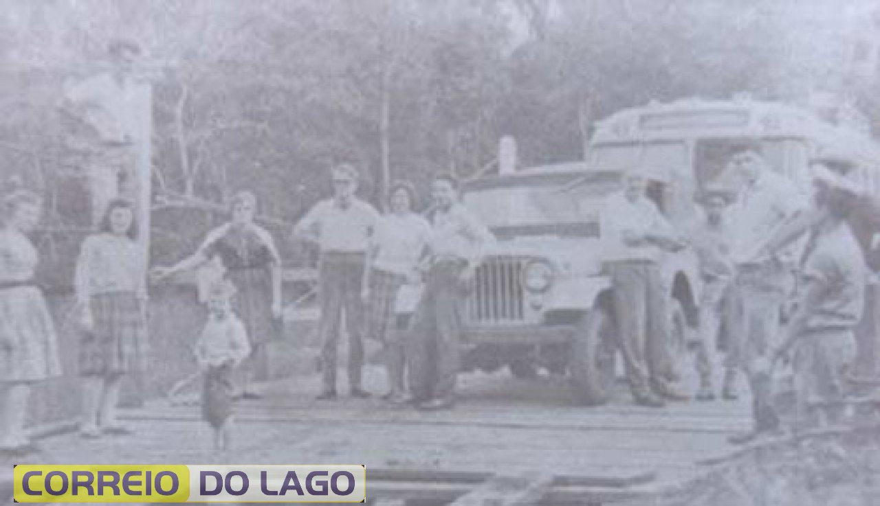 A balsa sobre o Rio São Francisco Falso em meados da década de 1960. A travessia era nas proximidades do local onde hoje está construída a ponte de concreto sobre o mesmo rio. A balsa possibilitava o acesso a Marechal Cândido Rondon e Toledo. Sobre a balsa atracada, o jeep de Luiz Remonti (ele aparece no alto a esquerda) e o ônibus da Expresso Maringá.