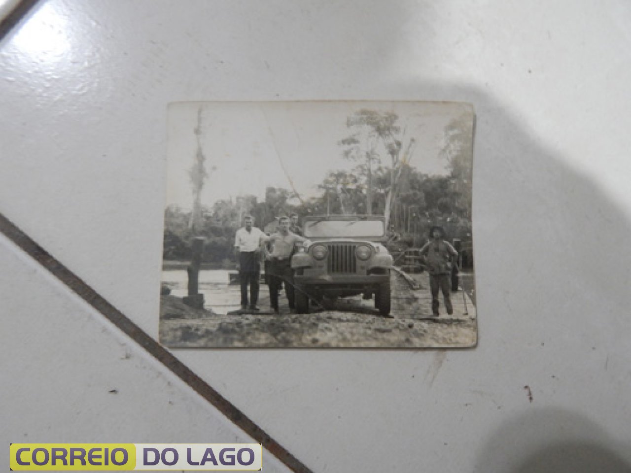 Rio S. Francisco Falso. Travessia de balsa. Jeep de Angelin Pétili - Mão na cintura. 1958.
Observem a exuberante floresta ao fundo. Próximo a atual Ponte de ligação entre SH e Sub-Sede.