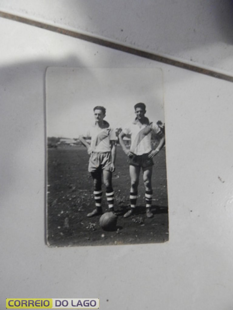 Esquerda Luiz Remonti e Germano Rabaioli. O campo em que os atletas estavam era a atual Praça Orlando Weber/Usina do Conhecimento. Ano 1959. Praça improvisada para a prática de futebol de campo. Diversos jogos aconteceram neste local. Em 1965 ocorreu a fundação do Clube Esportivo União, localizado na rua Ângelo Cattani SH.