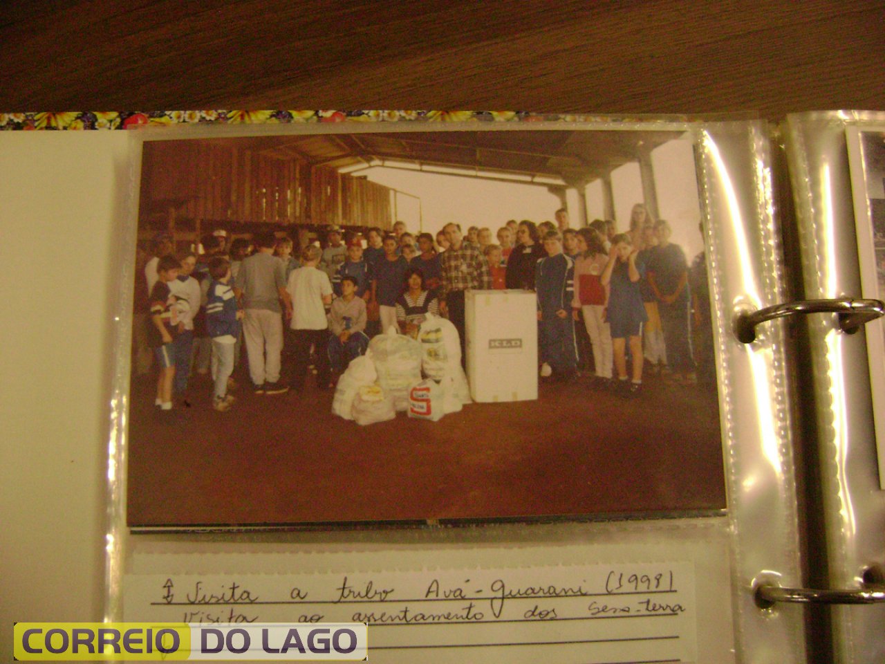 Prof. João e um grupo de alunos da EES. Francisco e EM - C. Branco visitando a comunidade indígena de Diamante do Oeste 1998.