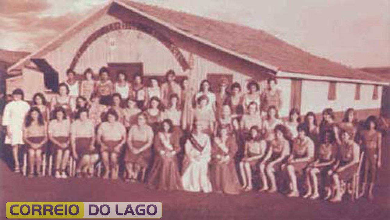 Associadas à Sociedade de Damas Cruzeiro do Sul, da comunidade de Linha Aparecida, são fotografadas em uma das suas reuniões mensais, em 1978. Ao fundo o Centro Social de Linha Aparecida, o primeiro construído em nosso município.