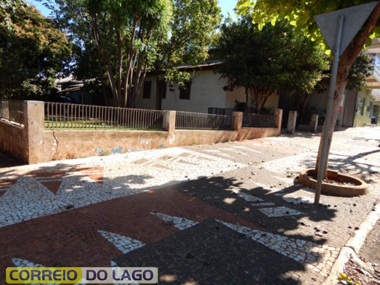 Esta casa localizada na esquina das ruas: Paraguai com a J.M. Madalozzo quando construída transformou no primeiro hospital de Santa Helena na década de 1960. Atualmente serve de residência e escritório de contabilidade. Pertence à família Rabaiolli.