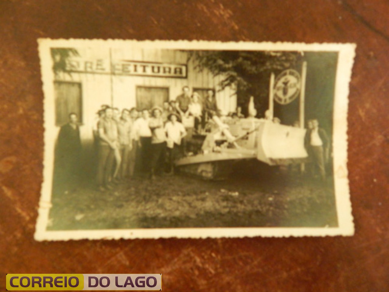 Primeira patrola adquirida pela prefeitura. Gestão de Arnaldo. Nesta foto aparece o prefeito e funcionários da prefeitura na época. Final da década de 1960. Primeira patrola adquirida pela prefeitura. Gestão de Arnaldo. Nesta foto aparece o prefeito e funcionários da prefeitura na época. Final da década de 1960.