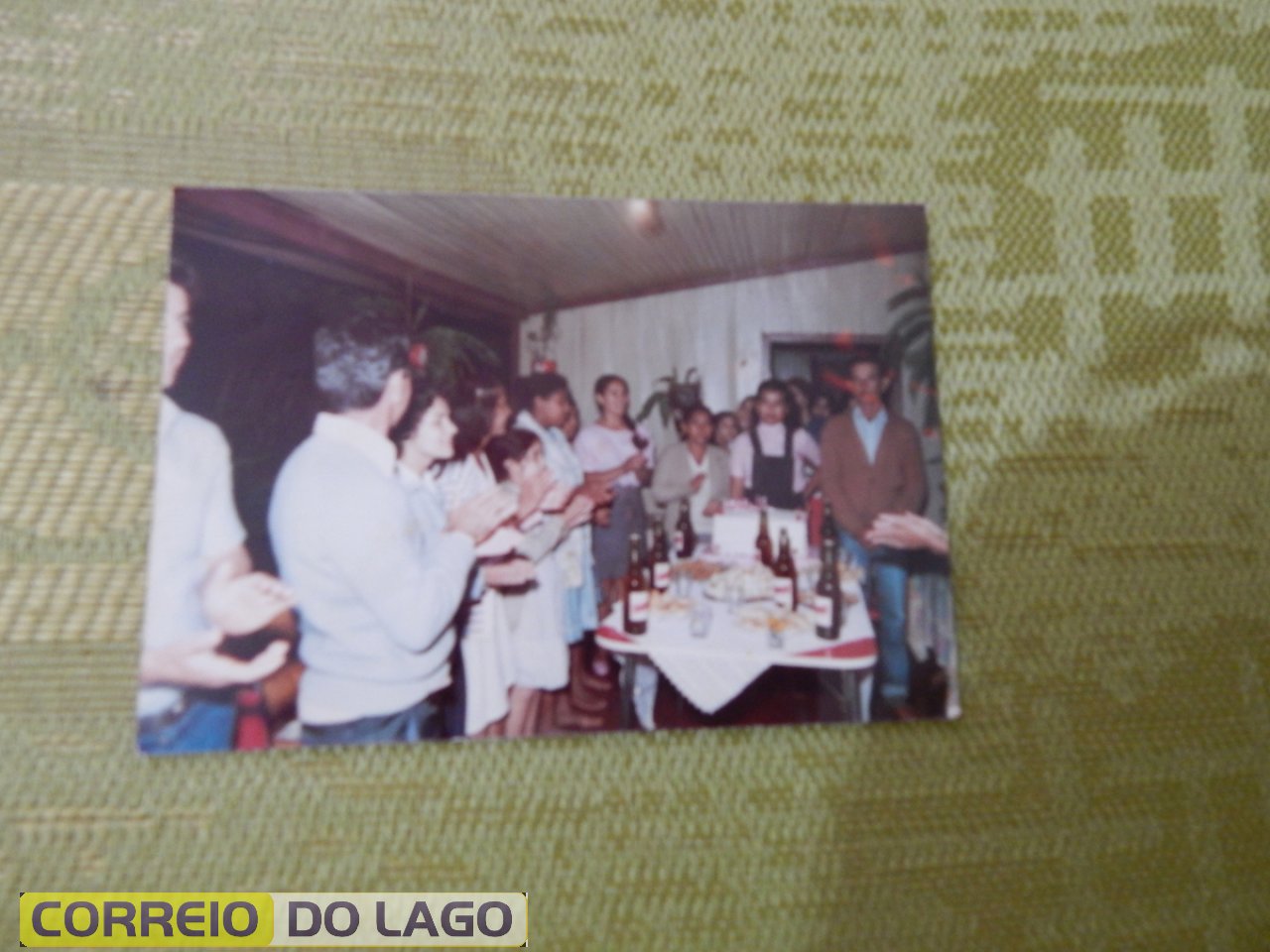 Família Correia participando de uma festa de aniversário do Sr. Marcelino José Galvão. Década de 1980, Vera Cruz do Oeste. Família Correia participando de uma festa de aniversário do Sr. Marcelino José Galvão. Década de 1980, Vera Cruz do Oeste.