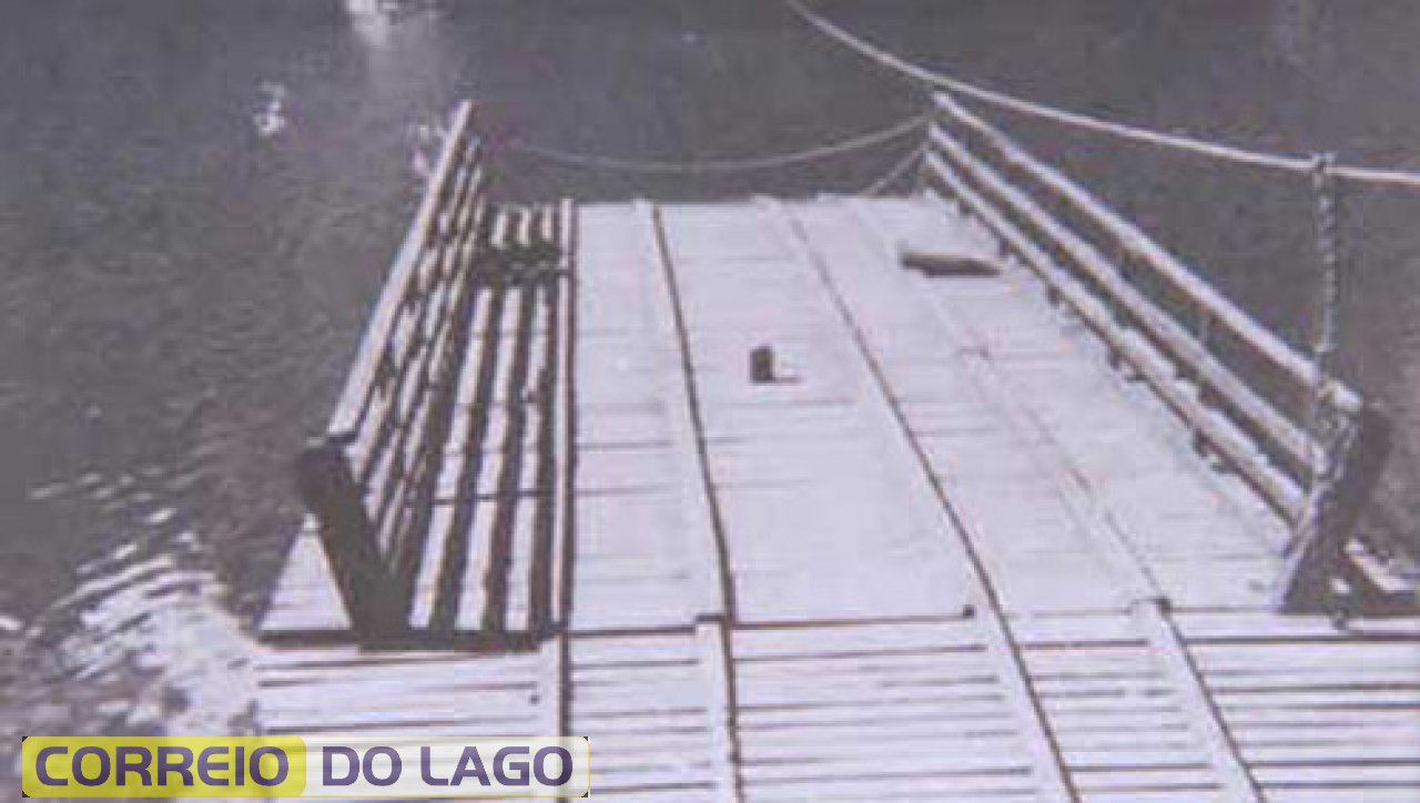 Balsa construída pela Imobiliária Agrícola Madalozzo Ltda. e que possibilitava a travessia de veículos e passageiros entre Santa Helena e demais regiões do oeste do Paraná. Década de 1960/70.