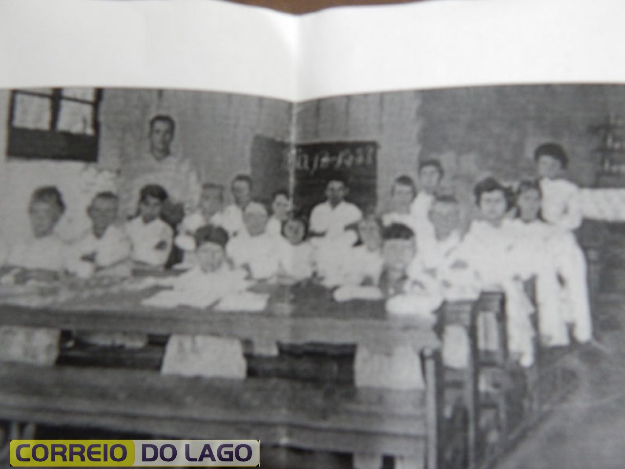 Primeira turma de estudantes da Sede do Município de SH. Dez. 1958. Professor Luis de Bona ao fundo. José Carvalho da Silva é o que aparece na primeira carteira e no meio.