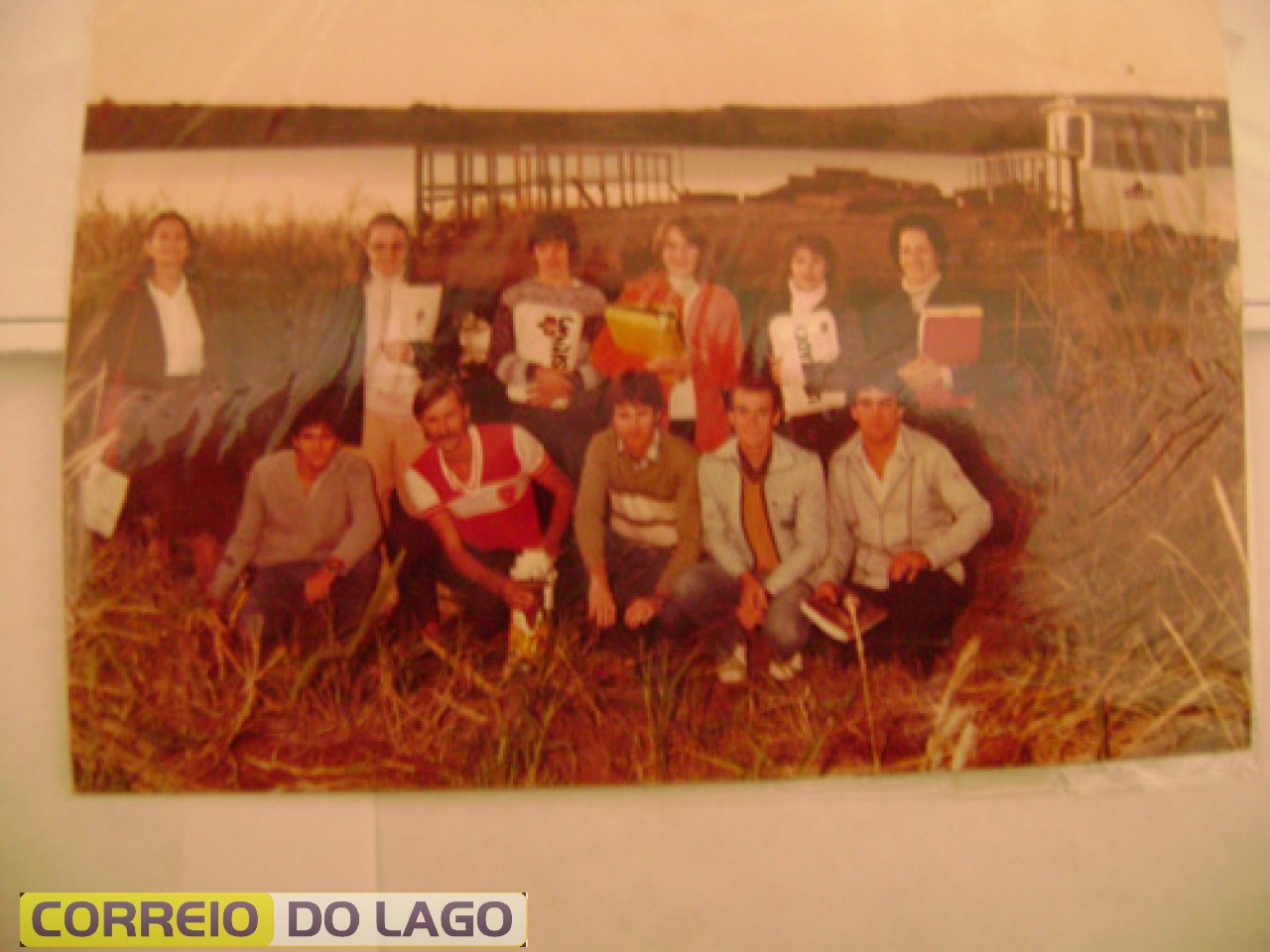 Estudantes de SH em viagem p/ a Universidade FACIMAR (hoje UNIOESTE) – MRC.
Início da década de 1980, antes da formação do lago de Itaipu. Travessia por balsa sobre o rio São Francisco Falso.  O grupo era composto pelas seguintes pessoas: em pé, esquerda para direita: Madalena, Nilva, Ivanir, Clari, Vera, Juarez (Jua). Agachados: Mocelin, Irineo, Dorvílio, Hari, Gilmar.     