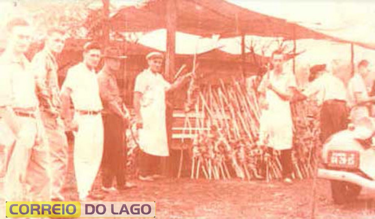 Churrasco pronto para ser assado em festa promovida pela Comunidade Evangélica, em 1961. Note os tradicionais espetos feitos com galhos de árvores.