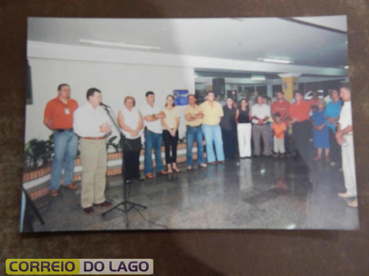 Prefeito Silom falando aos familiares de Marino Carvalho da Silva sobre a homenagem concedida ao pioneiro. Local - Terminal Rodoviário de SH que recebeu seu nome.