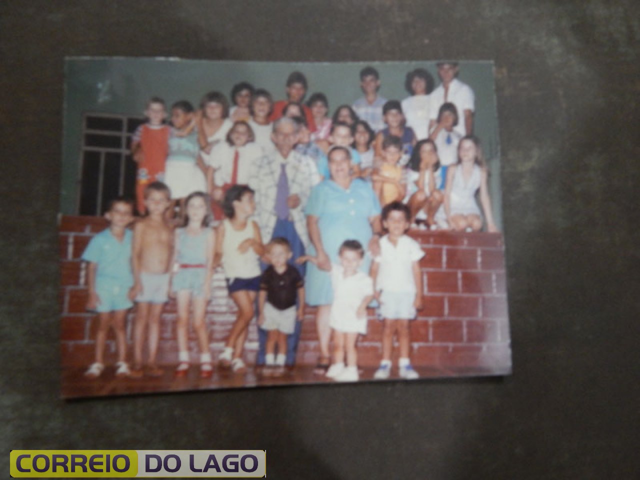 Marino Carvalho da Silva e Esposa Maria de Jesus da Silva comemorando Bodas de Ouro. Ladeados pelos netos e bisnetos. Local - Clube Uinão. Ano 1988.