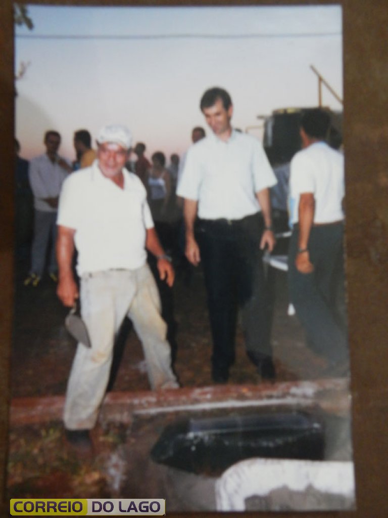 José C. da Silva e o então pres. da Câmara de Vereadores SH Jucerlei Sotoriva. Lançamento da pedra fundamental da Empresa de Alimentos Santo Gema (bolacheira). Prefeito Gico Mafinni.