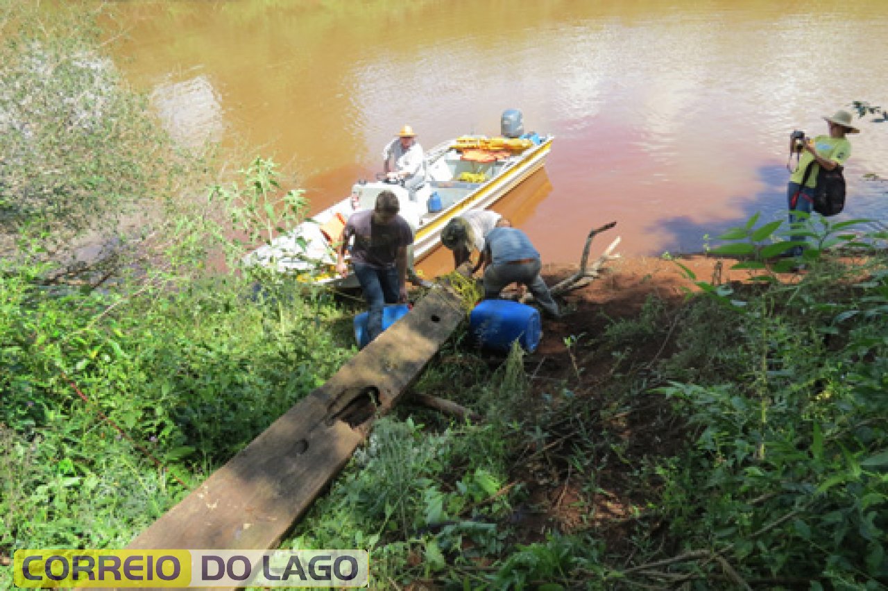 Equipe que retirou a viga que pode ter pertencido a Ponte Queimada. Destruída quando da passagem da Coluna Prestes em 1925. Foto Março de 2015.