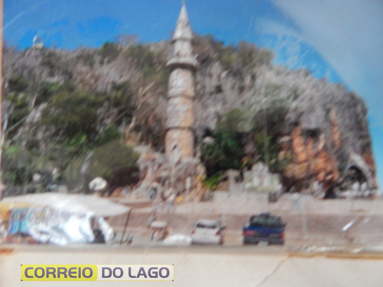 Vista externa do morro onde encontra a gruta da Igreja Bom Jesus da Lapa Bahia.
