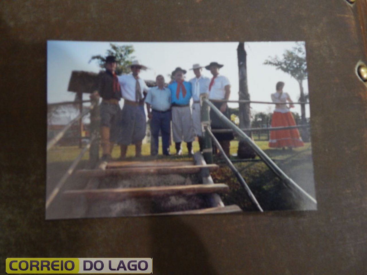 Semana Farroupilha CTG Filhos do Sul SH. Praça S. Dumont. José C. Silva foi o responsável na construção dos arranjos e pavilhões das bandeiras da chama criola. 2008. José m. da foto