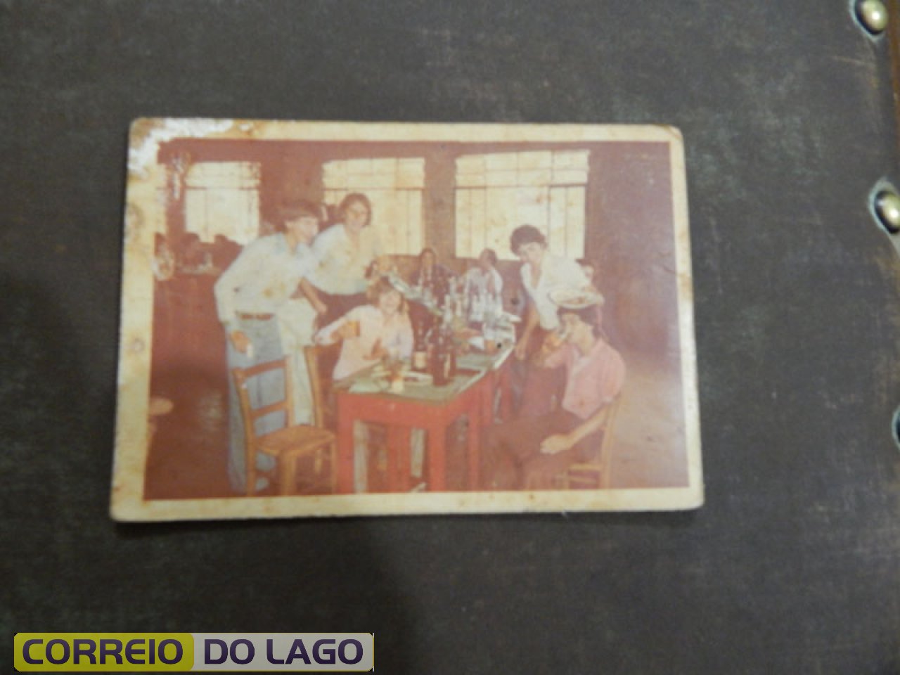 Festa de casamento de Luis C. Kozerski e Noeli Bonfanti. Local Clube União. José C. da Silva é o de camisa vermelha saboreando uma cerveja e José A. Kozerski de calça azul. Década de 1980. Festa de casamento de Luis C. Kozerski e Noeli Bonfanti. Local Clube União. José C. da Silva é o de camisa vermelha saboreando uma cerveja e José A. Kozerski de calça azul. Década de 1980.