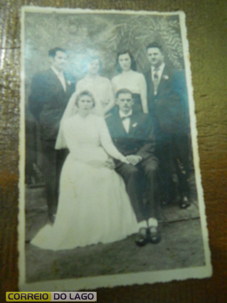 Casamento de Leocádia e Normindo Fockink, ladeados pelos casais de amigos e parentes. Direita para esquerda Osvino Hofmann e Iria Hofmann; Irma Padilha e Ari Padilha. Dez. 1959 (Horizontina RS).