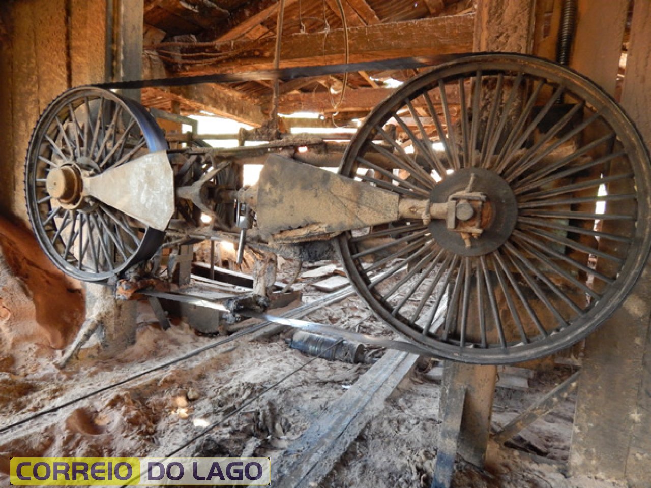 Serra fita adquirida pela família Becker no ano de 2000. Trouxeram do município de Santo Cristo RS. Mais  potente e rápida em relação a outra que a empresa possuía