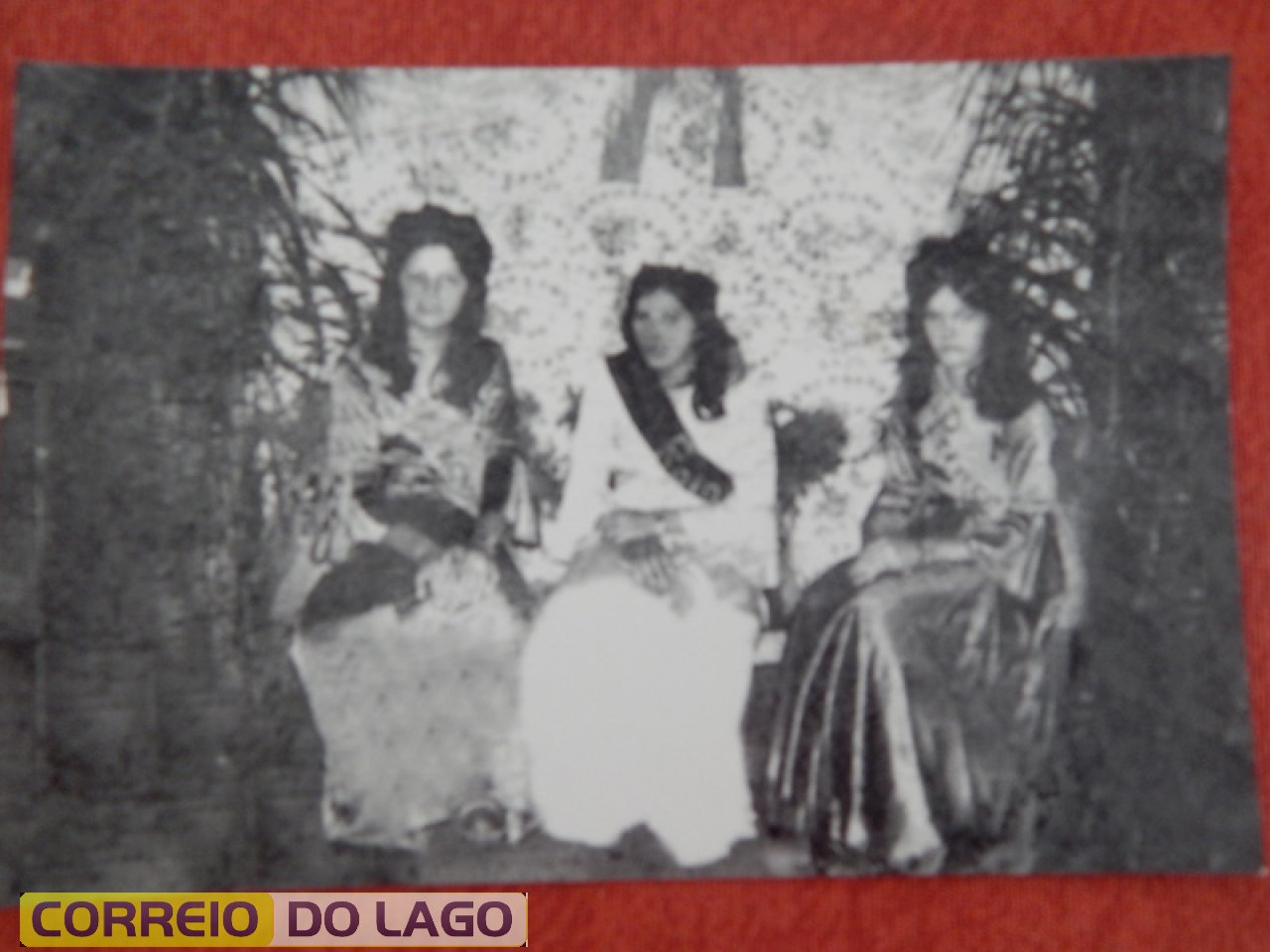 Primeira da direita para a esquerda Ivone da Cruz – Sociedade de Damas – Estrela Dalva de São Clemente. Meados da década de 1970. Primeira da direita para a esquerda Ivone da Cruz – Sociedade de Damas – Estrela Dalva de São Clemente. Meados da década de 1970.