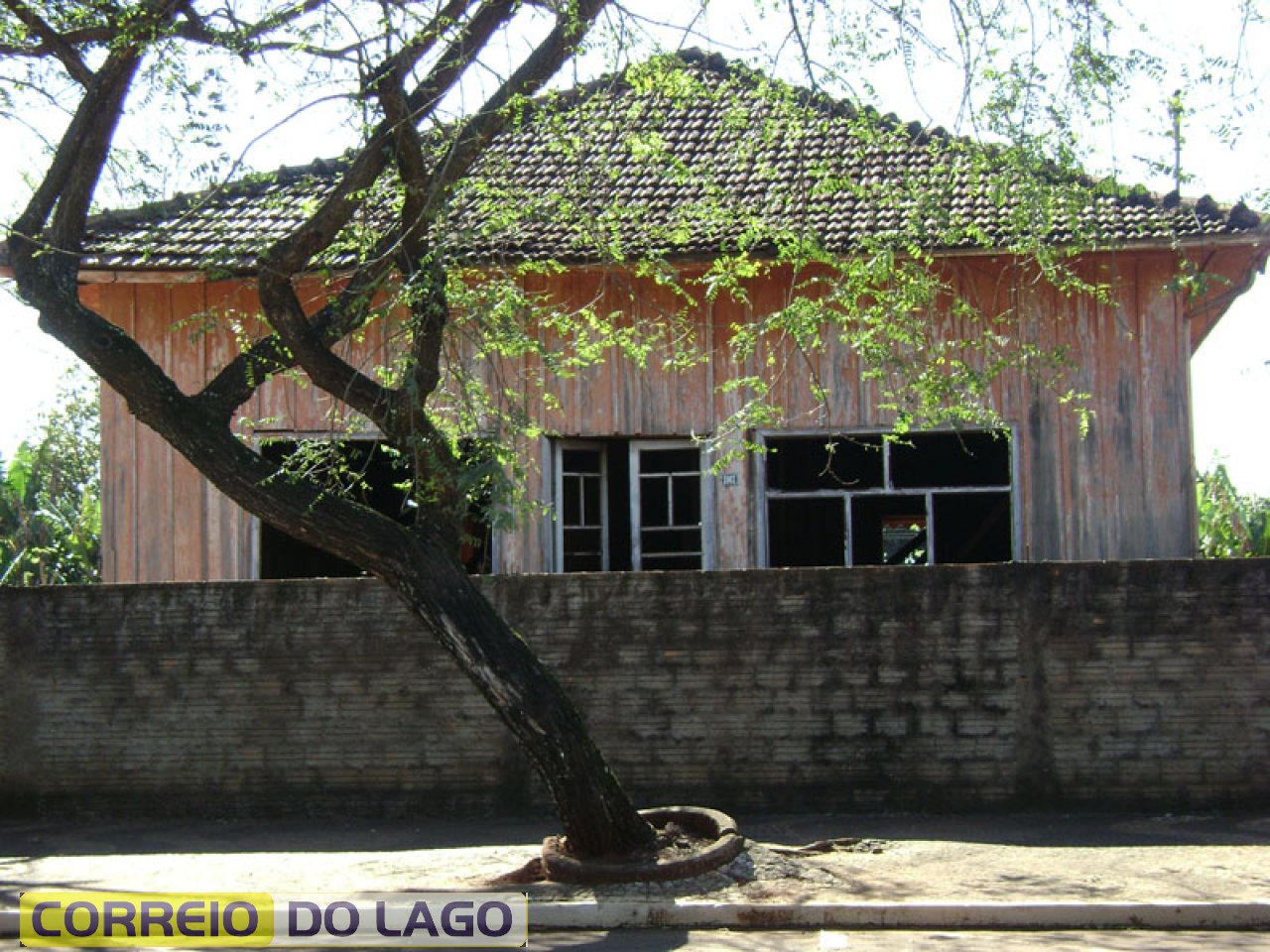 Primeira Casa Comercial família Alegrete. Construída em meados da década de 1960. Continua em pé (ruínas) foto ano 2014. Primeira Casa Comercial família Alegrete. Construída em meados da década de 1960. Continua em pé (ruínas) foto ano 2014.